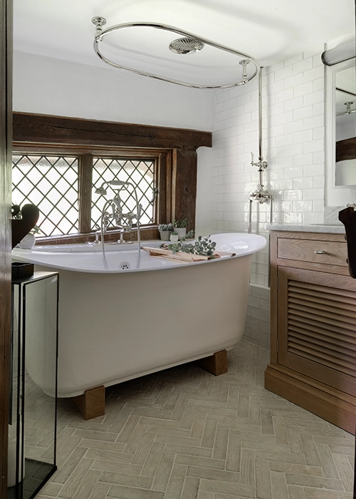 Create the ultimate bathing experience with Catchpole & Rye’s luxurious range of handcrafted cast-iron, copper & roll-top bathtubs.