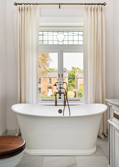 Create the ultimate bathing experience with Catchpole & Rye’s luxurious range of handcrafted cast-iron, copper & roll-top bathtubs.