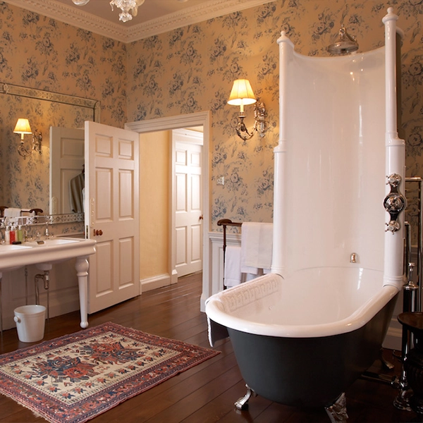 Create the ultimate bathing experience with Catchpole & Rye’s luxurious range of handcrafted cast-iron, copper & roll-top bathtubs.