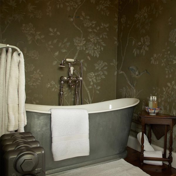 Create the ultimate bathing experience with Catchpole & Rye’s luxurious range of handcrafted cast-iron, copper & roll-top bathtubs.