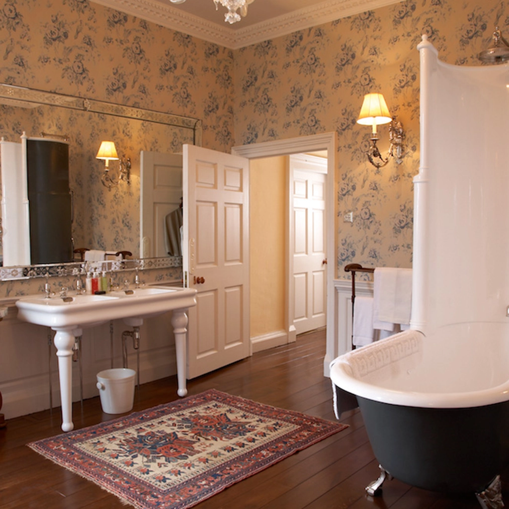 Discover luxury bathrooms fittings at Catchpole & Rye. Explore bespoke cast-iron baths, freestanding showers & lavatories. Designed & handcrafted in England.