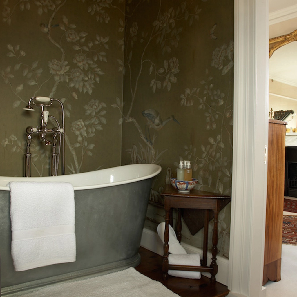 Discover luxury bathrooms fittings at Catchpole & Rye. Explore bespoke cast-iron baths, freestanding showers & lavatories. Designed & handcrafted in England.