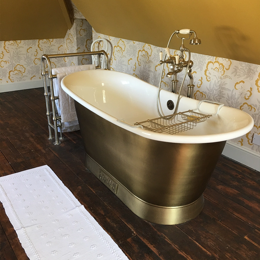 Create the ultimate bathing experience with Catchpole & Rye’s luxurious range of handcrafted cast-iron, copper & roll-top bathtubs.