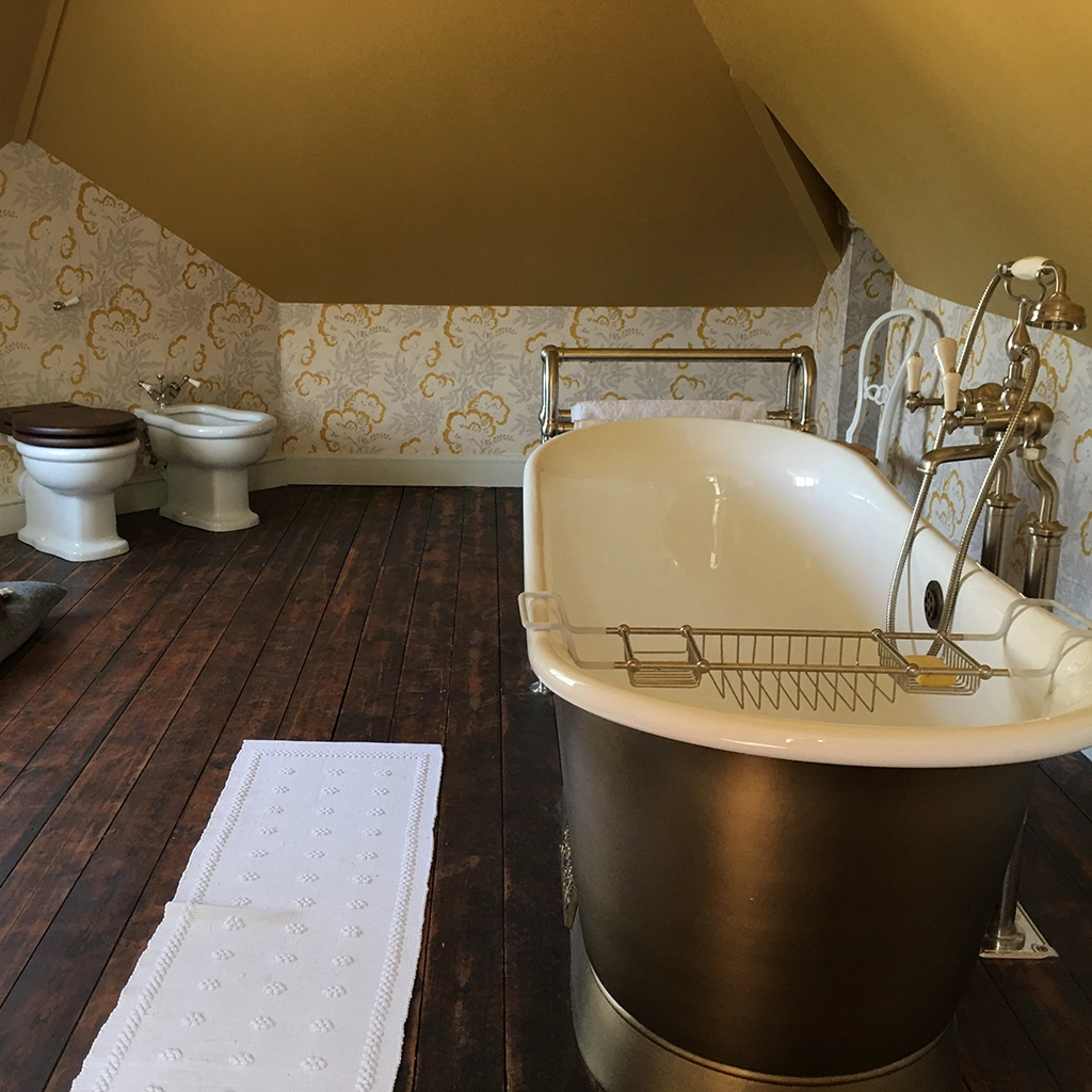 Create the ultimate bathing experience with Catchpole & Rye’s luxurious range of handcrafted cast-iron, copper & roll-top bathtubs.