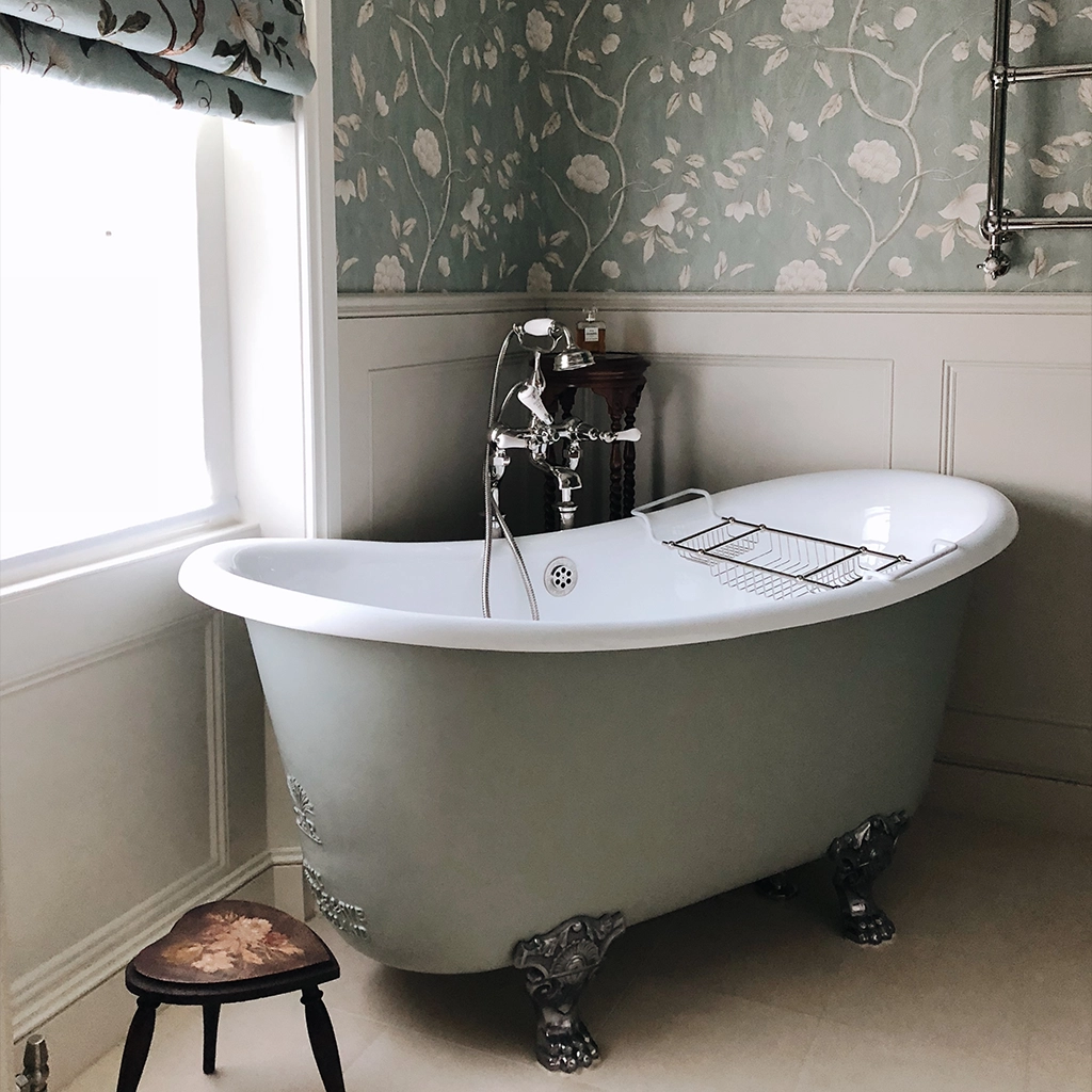 Create the ultimate bathing experience with Catchpole & Rye’s luxurious range of handcrafted cast-iron, copper & roll-top bathtubs.
