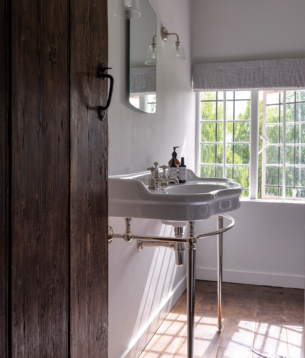 Explore our stunning collection of basins and vanity units. Crafted with elegance & functionality in mind, our basins are perfect for elevating any bathroom.