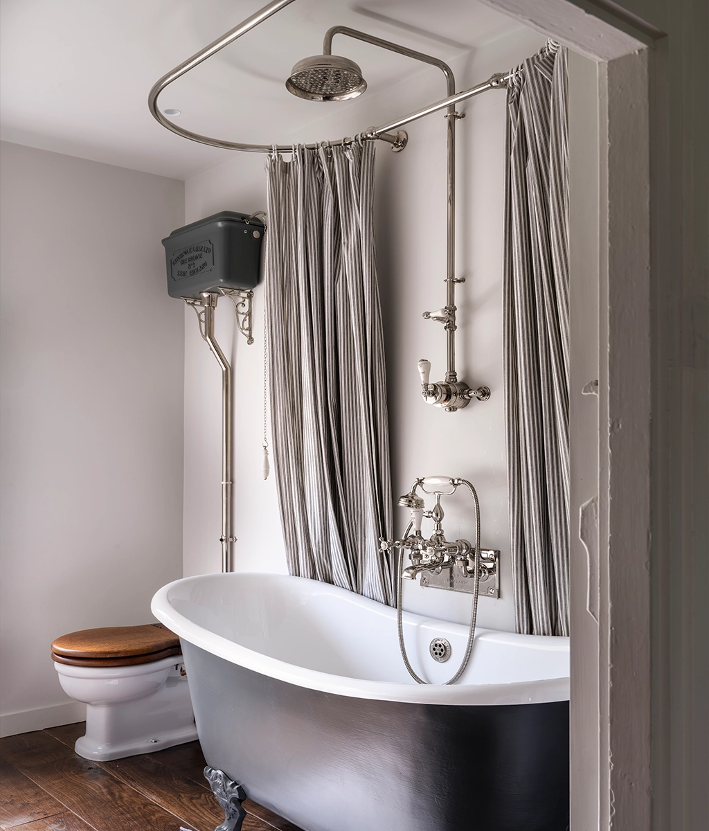 Create the ultimate bathing experience with Catchpole & Rye’s luxurious range of handcrafted cast-iron, copper & roll-top bathtubs.