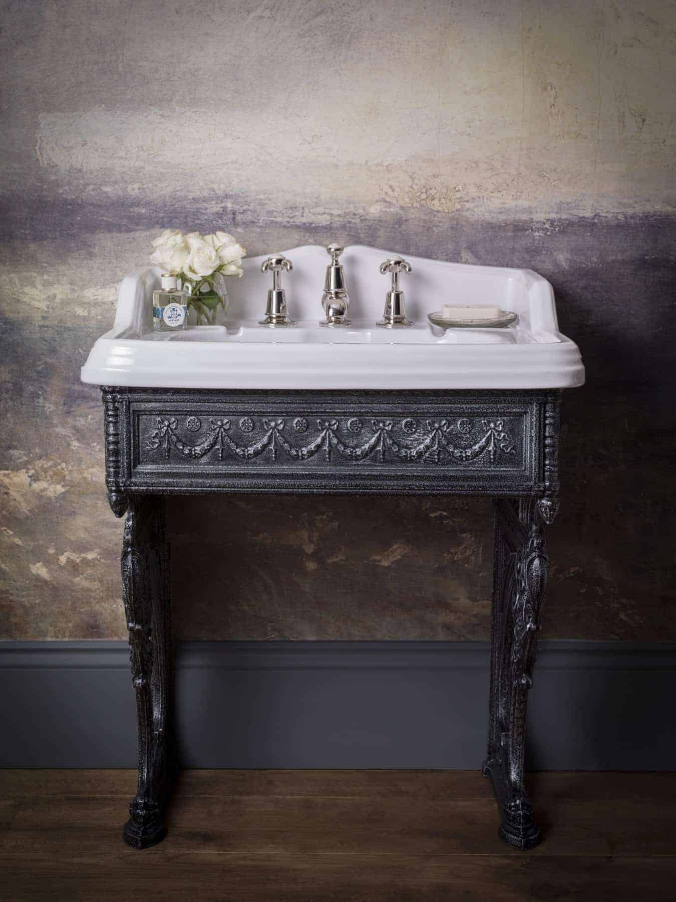 RS3165_VICTORIA_WASHSTAND_WITHOUT_SPLASHBACK_FACEON_LOIRE_TAPS