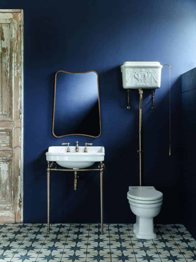 RS6440_025_EMPRESS_SINGLE_IN_AGED_BRASS_WITH_REGENCY_HIGH_LEVEL_CISTERN_PAINTED_WHITE_WITH AGED_BRASS_FITTINGS-lpr