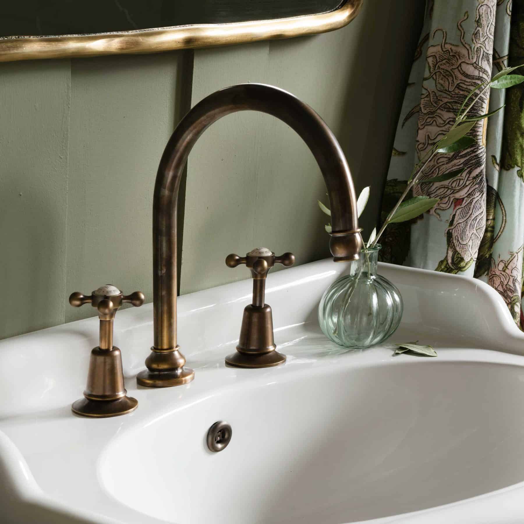 Swan Bathroom Chrome Faucet  Brass Basin Single Hole Handle Sink Mixer Water Tap 