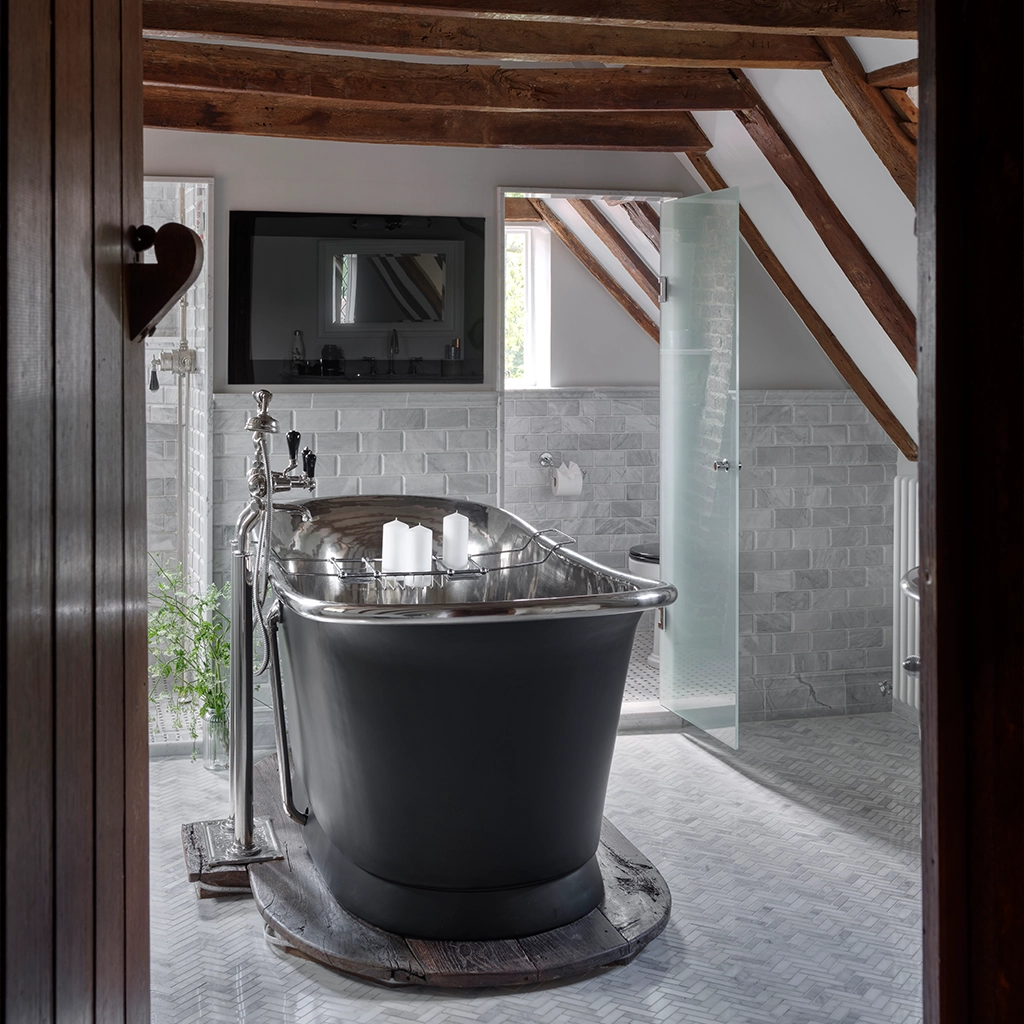 Create the ultimate bathing experience with Catchpole & Rye’s luxurious range of handcrafted cast-iron, copper & roll-top bathtubs.