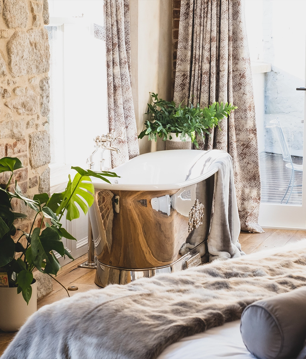 Create the ultimate bathing experience with Catchpole & Rye’s luxurious range of handcrafted cast-iron, copper & roll-top bathtubs.