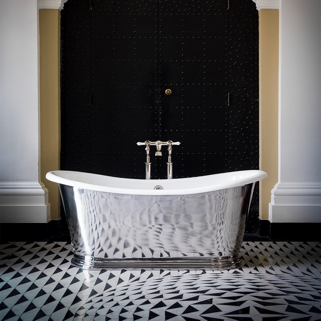 Freestanding cast metal Bath Traditional roll top with bath filler on standpipes