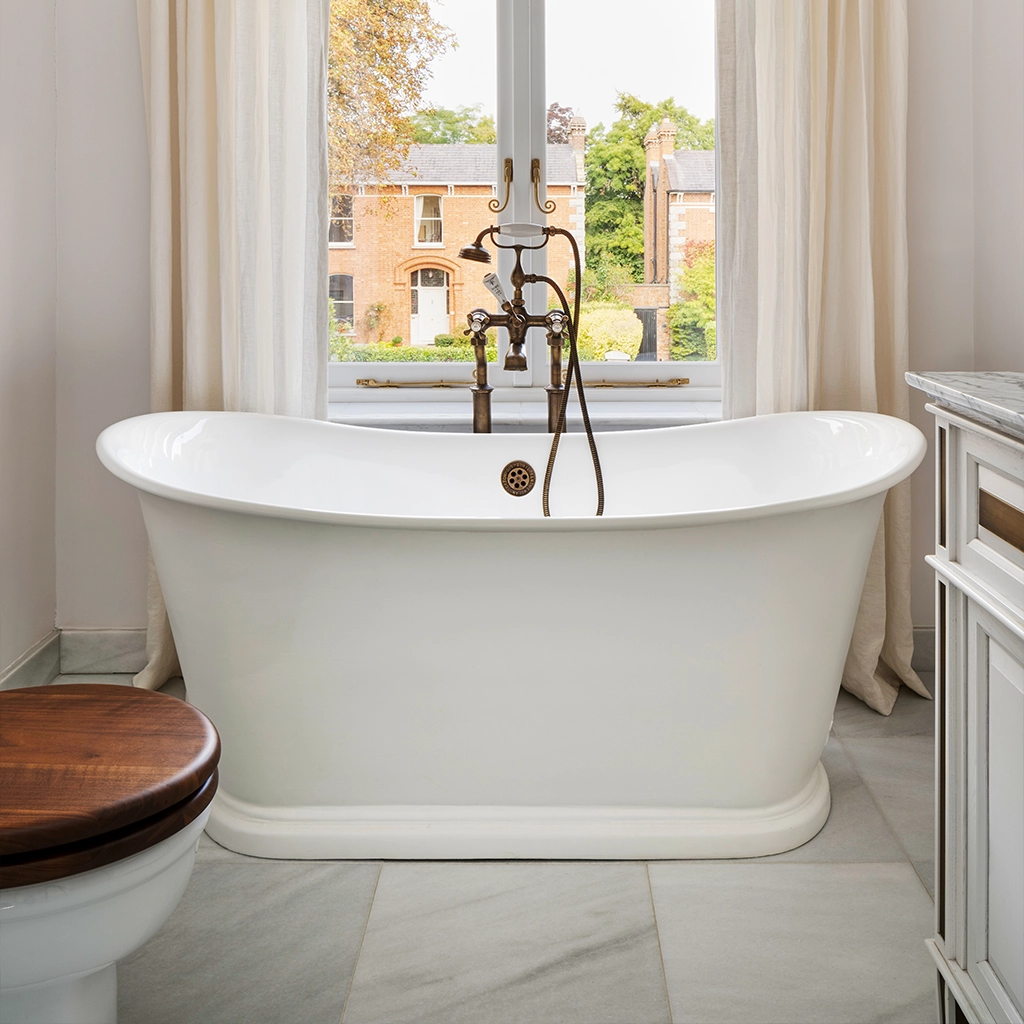 Freestanding Traditional cast metal bath painted