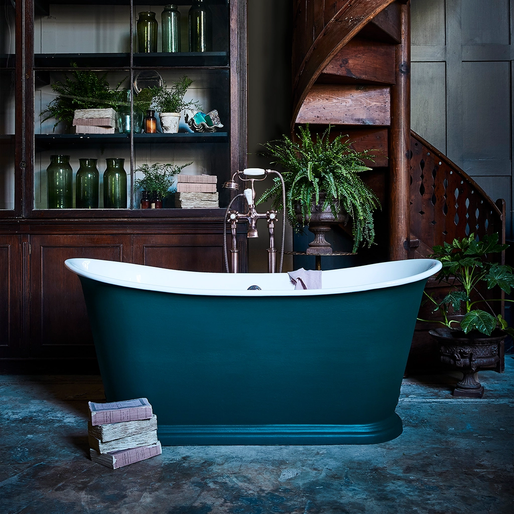Freestanding Traditional cast metal bath painted