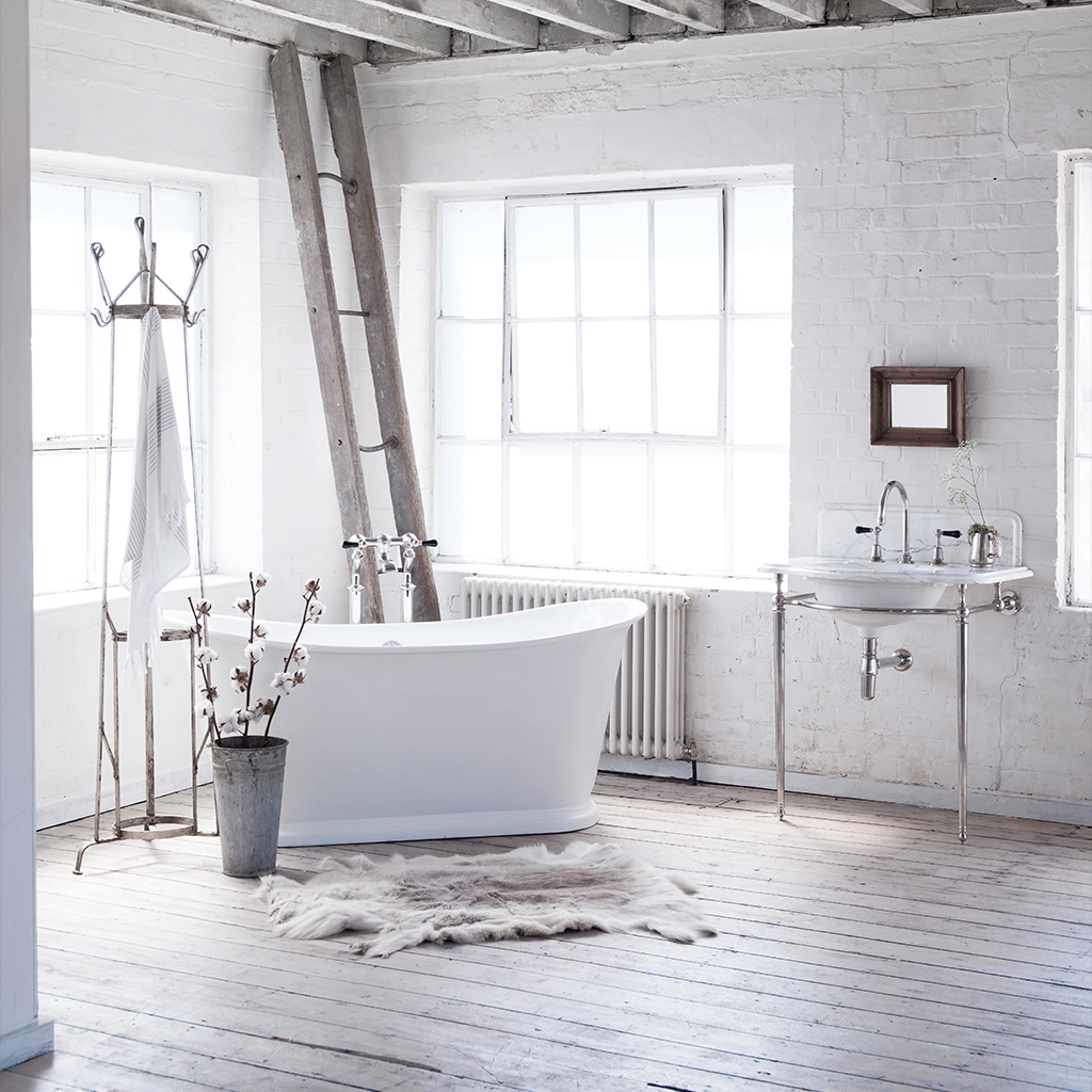 Freestanding Traditional cast metal bath painted