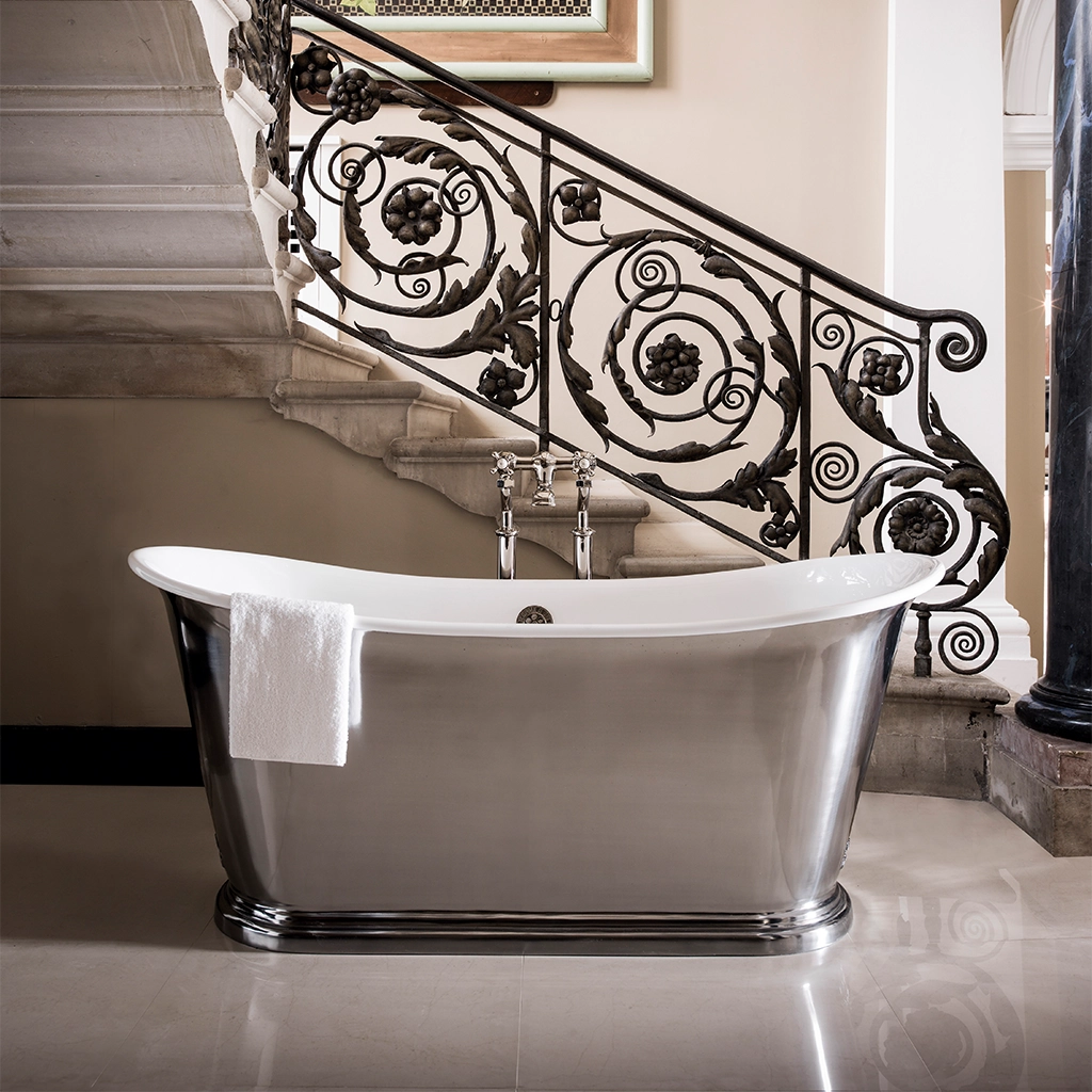 Freestanding Traditional cast metal bath polished