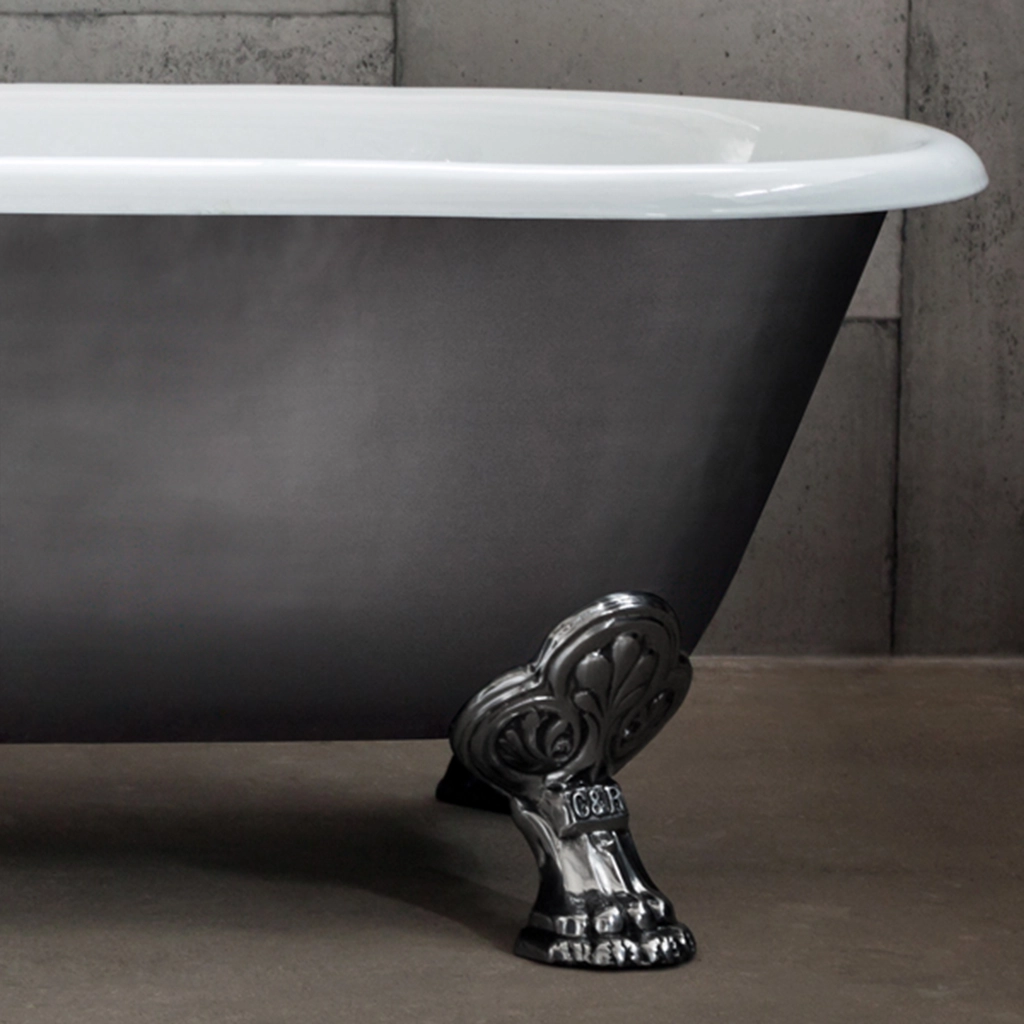 Freestanding cast metal Bath Traditional roll top with bath filler on standpipes