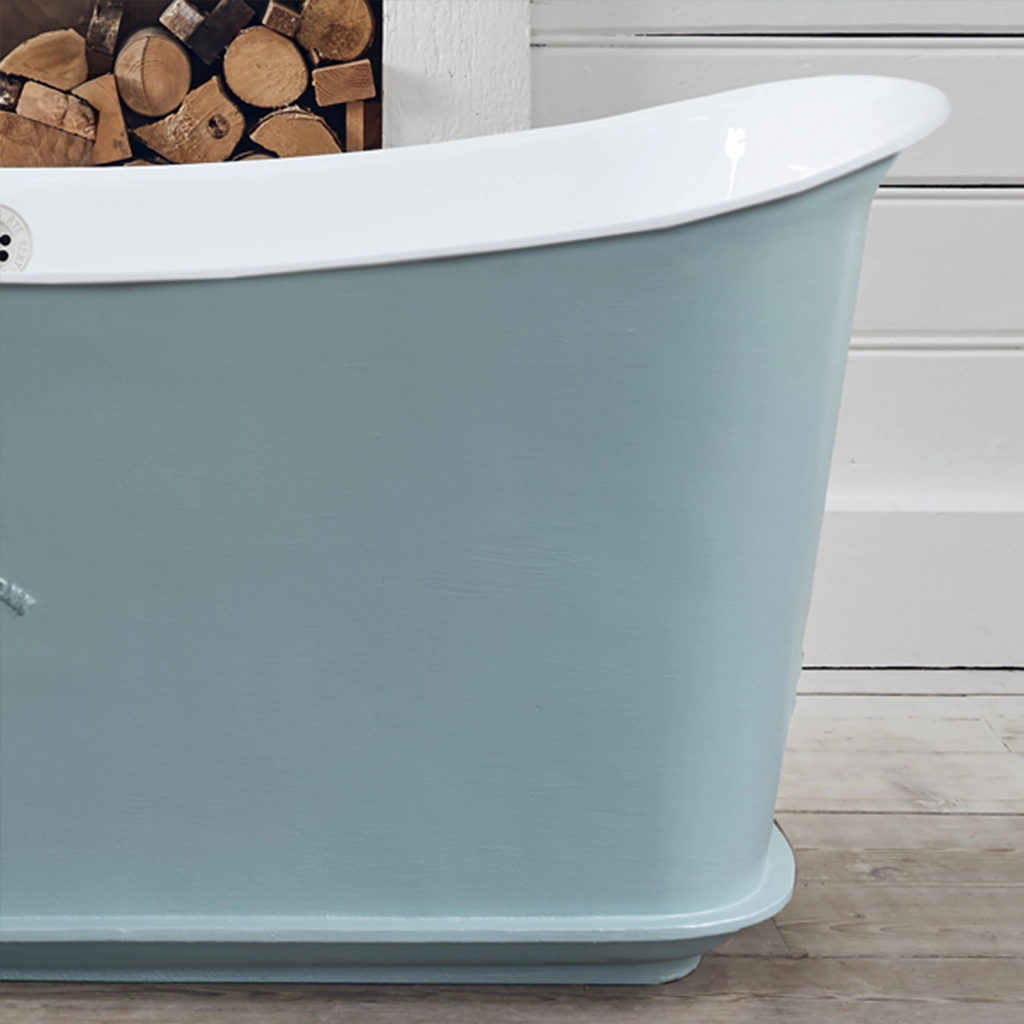 Freestanding cast metal Bath Traditional roll top with bath filler on standpipes