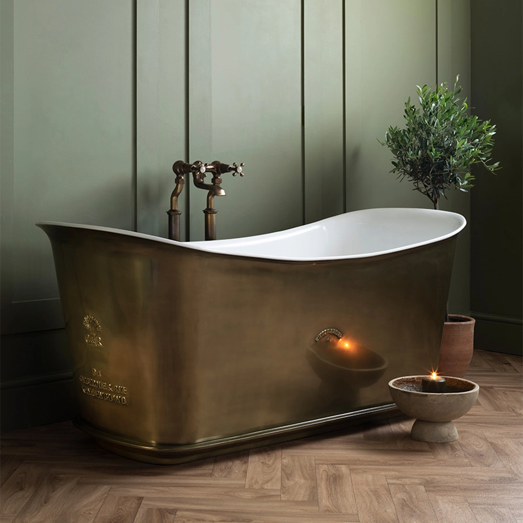 Freestanding cast metal Bath Traditional roll top with bath filler on standpipes