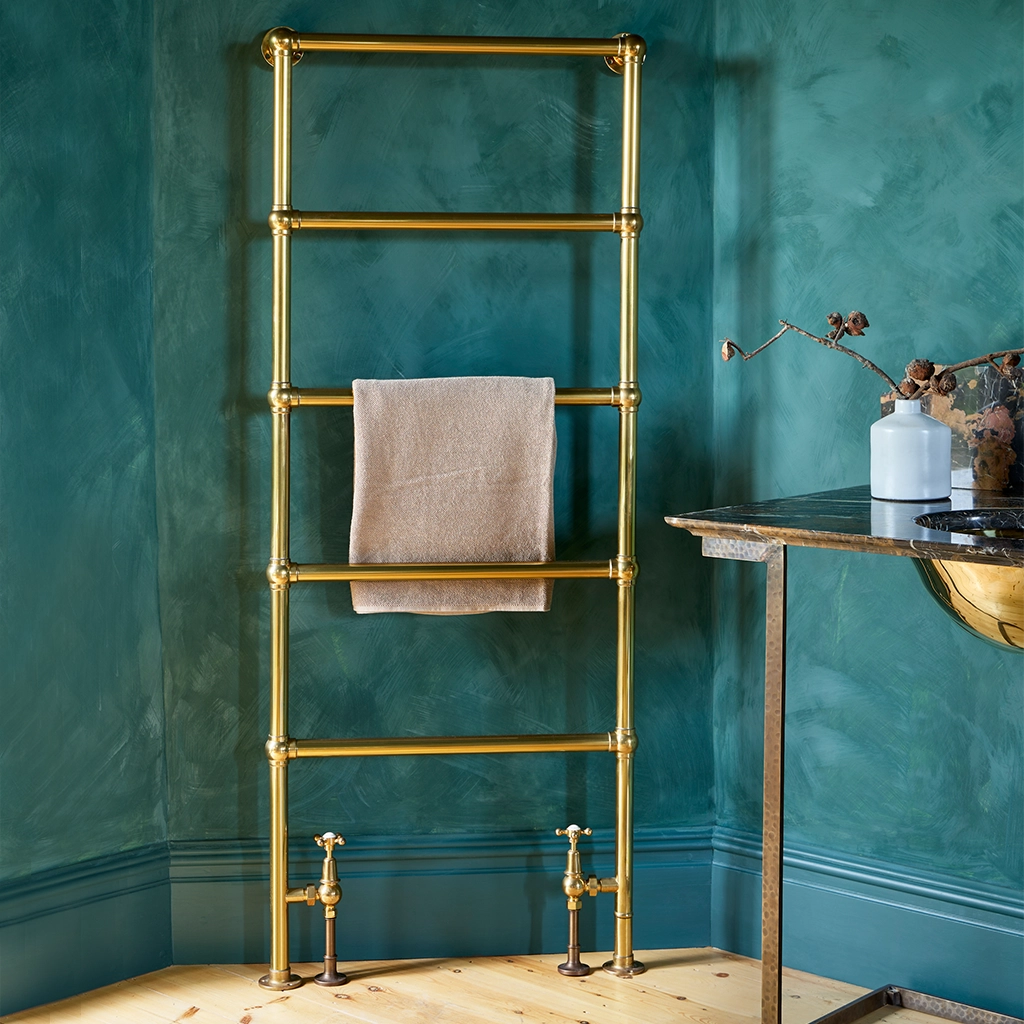 A classic shape, made from the highest quality brass. The Original Ladder heated towel rail denotes simplicity and class with its timeless, symmetrical structure and chic finish.