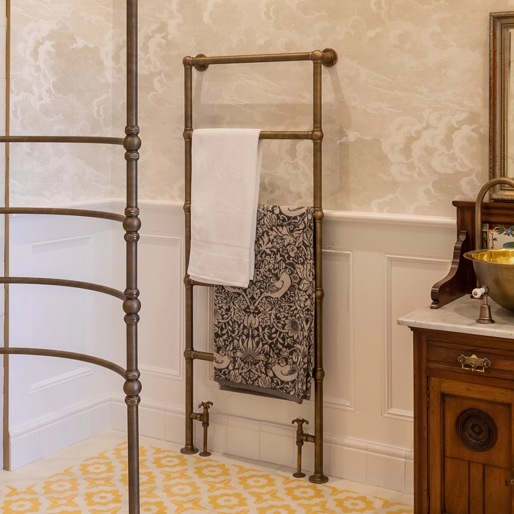 A classic shape, made from the highest quality brass. The Original Ladder heated towel rail denotes simplicity and class with its timeless, symmetrical structure and chic finish.
