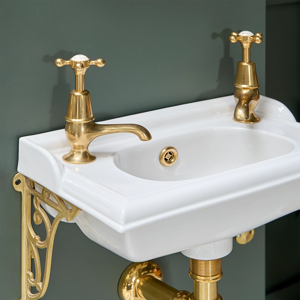 . A beautiful ceramic hand basin with smooth, flowing lines and gentle contours. Choose our matching Empress W\C Pan for a uniform cloakroom suite.
