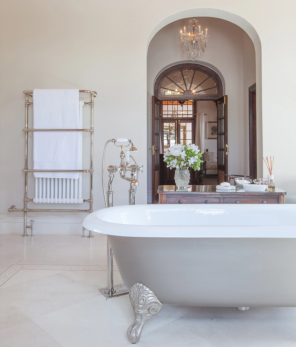 Create the ultimate bathing experience with Catchpole & Rye’s luxurious range of handcrafted cast-iron, copper & roll-top bathtubs.