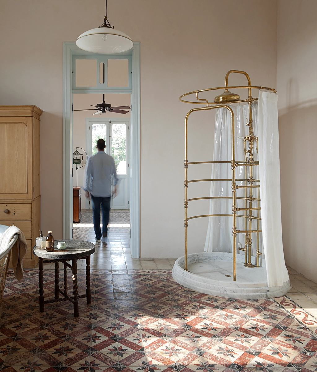 Browse Catchpole & Rye's luxury shower collection. Beautifully crafted shower enclosures, refined exposed & concealed showers fittings & freestanding showers.