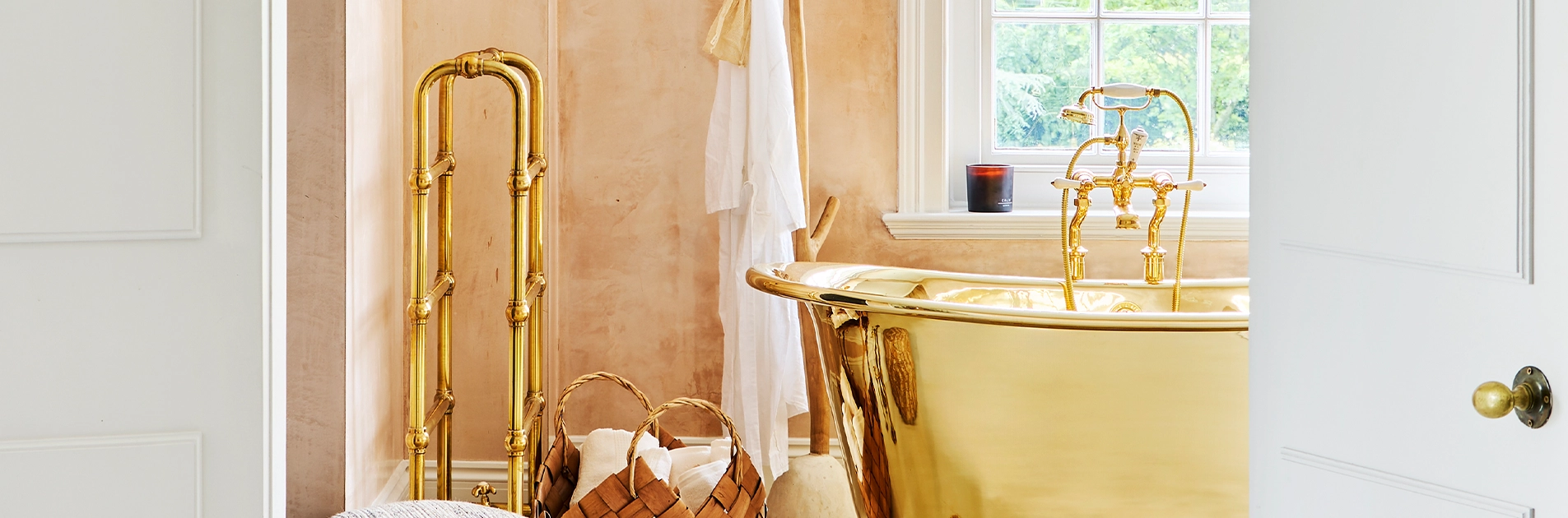 Discover traditional Metal Baths at Catchpole & Rye. Explore our collection of bespoke traditional metal baths, manufactured with precision for luxury bathrooms.