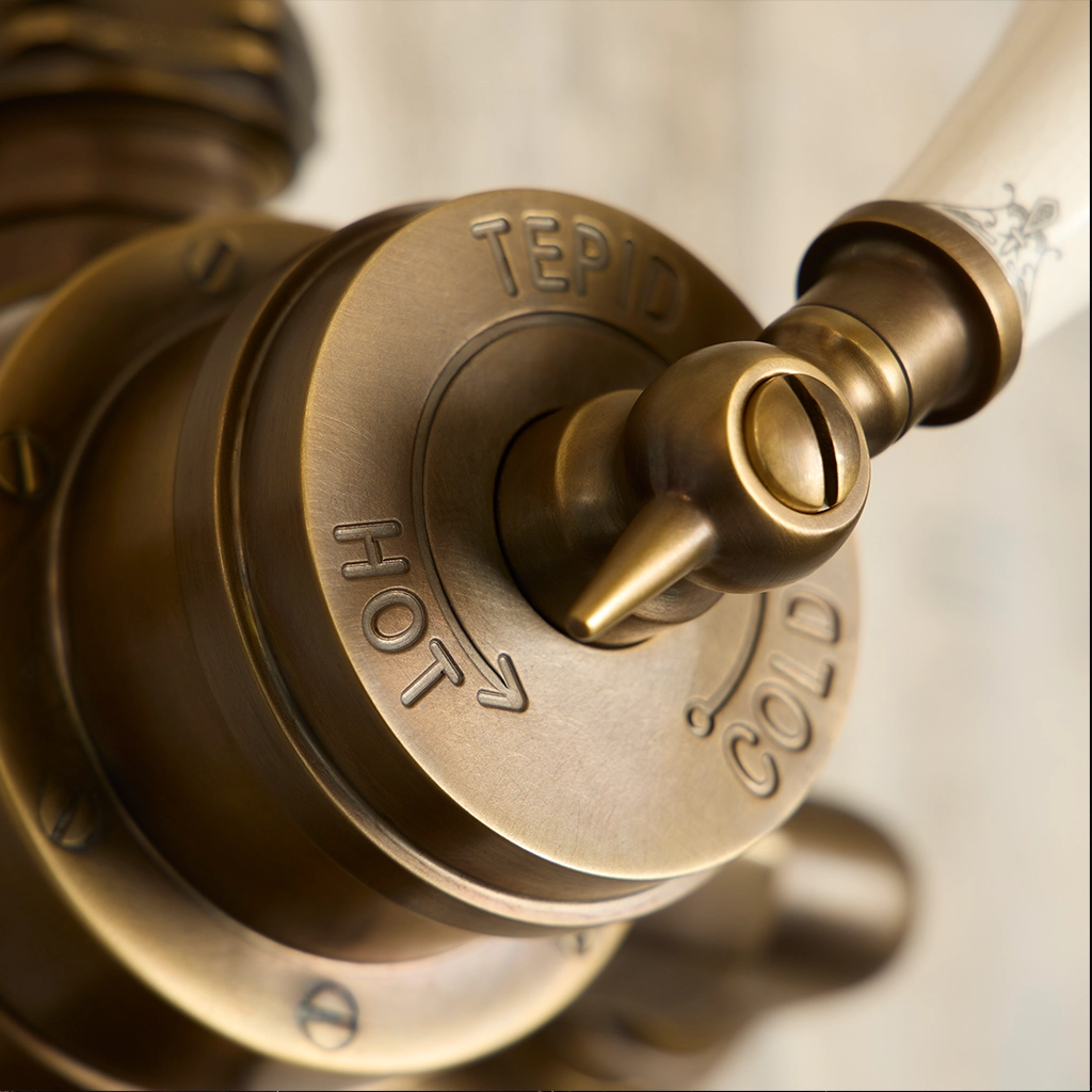 Browse Catchpole & Rye's luxury shower collection. Beautifully crafted shower enclosures, refined exposed & concealed showers fittings & freestanding showers.